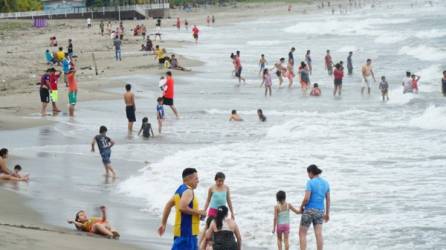Cientos de personas abarrotaron las playas de Tela este fin de semana.