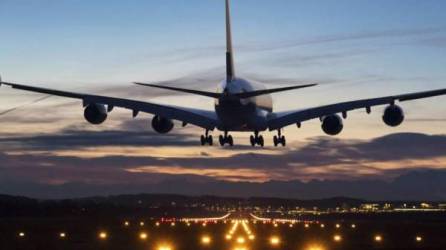 Fotografía muestra a un avión comercial aterrizando en un aeropuerto europeo.