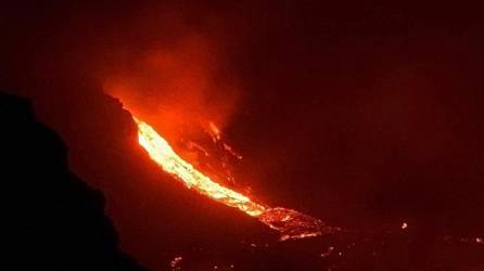 El flujo de lava producido por el volcán Cumbre Vieja cae al Océano Atlántico en la playa de Los Girres.