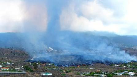 El humo se eleva desde la lava que se enfría cerca de Los Llanos de Aridane, en la isla canaria de La Palma.