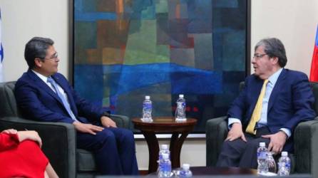 Juan Orlando Hernández, presidente de Honduras, y el canciller de Colombia, Carlos Holmes Trujillo, se reunieron ayer en Tegucigalpa.