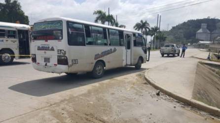 En el interior de este bus quedó el cuerpo ensangrentado del pasajero.