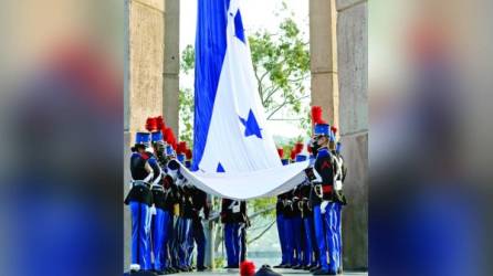 En el patriótico acto se realizó la renovación del juramento a la Bandera y además se entregaron las nuevas banderas a funcionarios de las Secretarías de Estado. Las viejas fueron incineradas, como manda el protocolo; anoche se inauguraron las instalaciones del Centro Cívico Gubernamental.