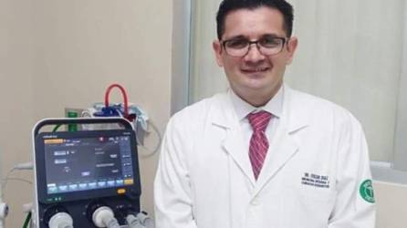 Extraoficialmente se informó que el médico resultó afectado por el virus.