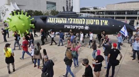 Los israelíes protestan en medio de la crisis de la pandemia de coronavirus contra su primer ministro Benjamin Netanyahu. Foto AFP