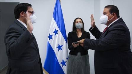 El canciller Lisandro Rosales juramentando a Luis Suazo para dirigir la Embajada de Honduras en Washington.