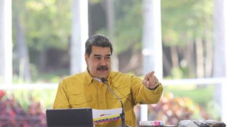 Nicolás Maduro hablando durante un mensaje televisado en el Palacio Presidencial de Miraflores en Caracas. Foto AFP
