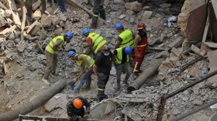 Los rescatistas excavan entre los escombros de un edificio gravemente dañado en la capital del Líbano, Beirut, en busca de posibles supervivientes. Foto AFP