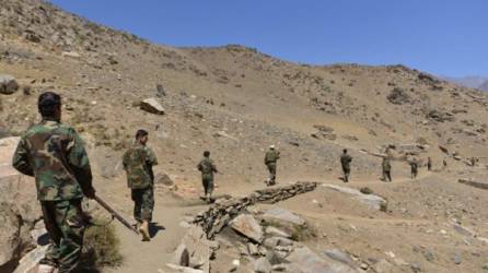 El movimiento de resistencia afgano y las fuerzas del levantamiento contra los talibanes participan en un entrenamiento militar en el área de Abdullah Khil. Foto AFP