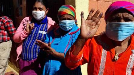 Enalteciendo a Hondudras, las mujeres lencas se levantaron de madrugada como es costumbre. Ellas llevaban una visión clara, elegir a sus nuevas autoridades que las gobernarán los próximos cuatro años. Fotos Amílcar Izaguirre