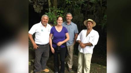 La encargada de Negocios de la Embajada de Estados Unidos, Heidi Fulton, en su visita a las cuevas en Olancho.