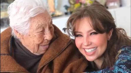 Thalía coon su abuela Eva Mange en una foto de archivo.