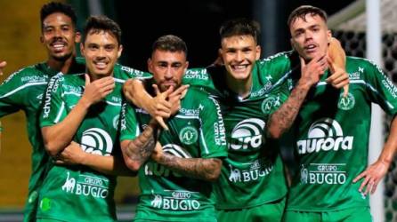 Chapecoense garantizó su vuelta al Brasileirao a falta de cuatro fechas.