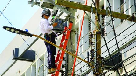 Técnicos de la Enee dan mantenimiento a líneas de transmisión.