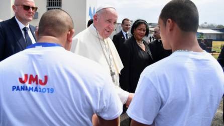 El Papa Francisco saluda a los jóvenes detenidos antes de abandonar el centro de detención juvenil Las Garzas en Pacora. AFP