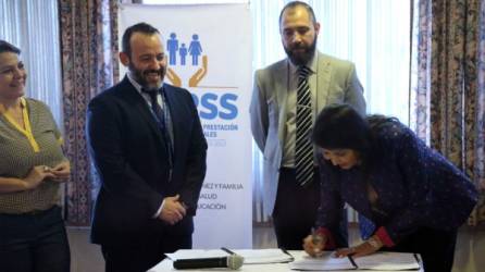 Autoridades municipales y representantes de organizaciones firman el documento.