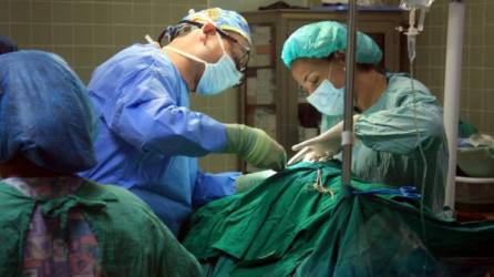 En la foto de archivo, médicos intervienen un paciente en un hospital sampedrano.