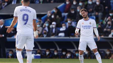 Eden Hazard y Karim Benzema lamentando una ocasión que no aprovecharon.