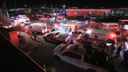 Personal de rescate acuden al auxilio durante un incendio en las instalaciones del Instituto Nacional de Migración (INM), la noche del 27 de marzo de 2023, en Ciudad Juárez, Chihuahua (México).