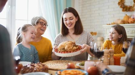 Aunque sea solo ese día, la familia puede compartir una comida junta. La familia es un pilar básico y la unión la fortalece.