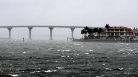 Ian enfila hacia la costa oeste de Florida con vientos de 155 millas por hora (250 km/h), donde se prevé que toque tierra este miércoles y produzca efectos catastróficos, mientras las autoridades piden a la población de esa área a protegerse y “rezar”.