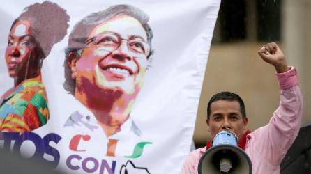 Los partidarios del candidato presidencial colombiano de izquierda Gustavo Petro asisten a un mitin de campaña en Cali, Colombia, el 19 de mayo de 2022. - Petro lidera las encuestas para las próximas elecciones presidenciales del 29 de mayo. (Foto de Paola MAFLA / AFP)