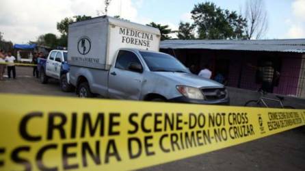 Vehículo de Medicina Forense en una escena del crimen | Fotografía de archivo