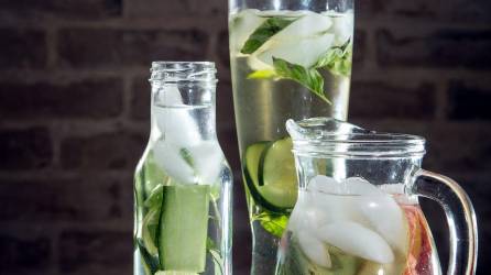 Hierbas, frutas, vegetales y mucho hielo dan mayor realce a una refrescante e hidratante limonada.
