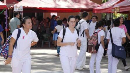 Estudiantes de Medicina durante un receso en la Unah-vs. Fotos: Wendell Escoto