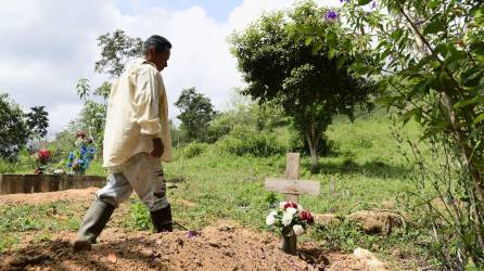 Efraín Mendoza recuerda con mucho dolor en el cementerio la pérdida de su hermano Marcelino, quien murió supuestamente a manos de su hijo en una finca de cacao.