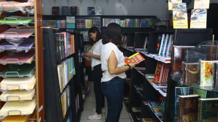 En tiempos de incertidumbre, las personas tienden a buscar recursos como los libros para mejorar su bienestar y alcanzar sus metas personales y profesionales.