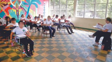 Estudiantes recibiendo sus clases en una aula del instituto Perla del Ulúa, el centro educativo público más emblemático del departamento de Yoro.
