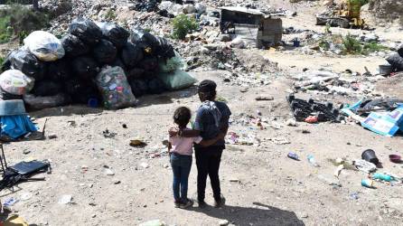 En las profundidades de la pobreza extrema, algunas familias se encuentran en la encrucijada de la supervivencia, donde la vida se desarrolla en los basureros de la sociedad.