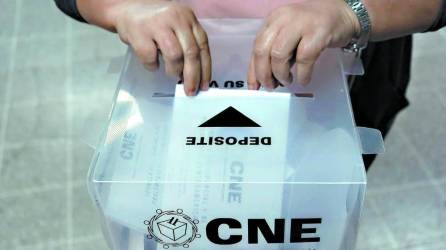 Una hondureña deposita su voto en una de las urnas del Consejo Nacional Electoral.
