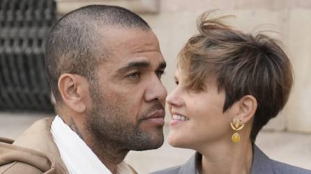 Dani Alves, en libertad provisional, junto a su abogada Inés Guardiola, a su salida de la Audiencia de Barcelona donde se ha presentado ante la secretaría de la sección 21.