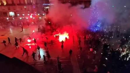 Hinchas franceses y marroquíes han protagonizado el caos en calles de Francia después de que la selección francesa haya eliminado a la de Marruecos en las semifinales del Mundial de Qatar 2022. Se reporta un niño atropellado.