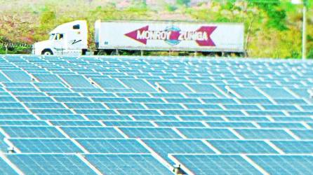 <b>Un campo de paneles solares en la zona sur del país.</b>