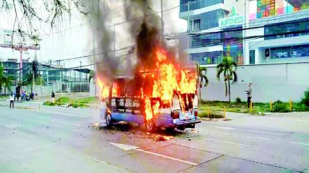 El 4 de mayo de 2023 pandilleros incendiaron un bus en el bulevar Suyapa de Tegucigalpa. Este año han quemado ocho unidades del transporte.