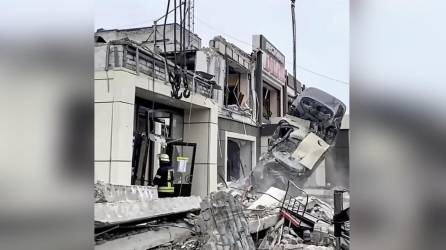 Una imagen fija tomada de un vídeo proporcionado por el Ministerio de Emergencias de Rusia muestra a un rescatista entre los escombros de una panadería tras un bombardeo en Lysychansk, Ucrania controlada por Rusia. Foto: EFE