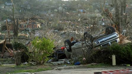 Al menos 9 personas han muerto por los fuertes tornados que han azotado en las últimas horas el medio oeste y sur de Estados Unidos, dejando a miles de personas sin electricidad y hasta provocando el colapso del tejado de un teatro donde unas 260 personas asistían a un concierto de heavy metal.