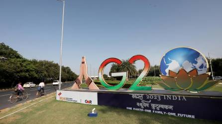 Logo de la cumbre mundial del G20 desplegado en una calle cerca del Aeropuerto Internacional Indira Gandhi, en Nueva Delhi, India.