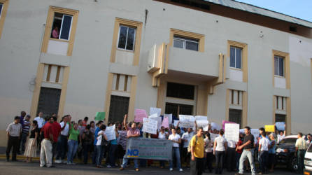 Muy temprano los pobladores de Los Naranjos y otras zonas urbanas llegaron a protestar frente a la comuna.