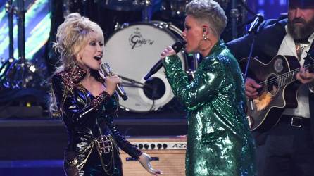Dolly Parton y Pink durante su presentación en la 37th edición anual del Rock and Roll Hall of Fame, realizada el domingo.