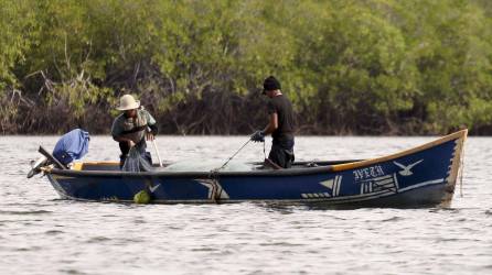 Fotografía de dos pescadores en el Golfo de Fonseca, el viernes 23 de junio de 2023, en la ciudad de Choluteca (Honduras).