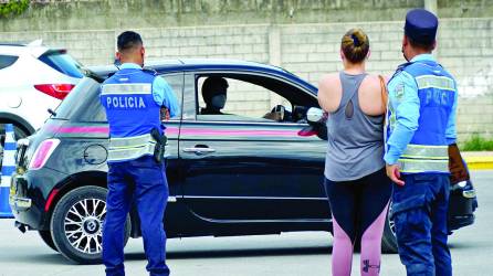 Retroceder y estacionarse entre los conos son las maniobras más difíciles y donde más reprueban los conductores.