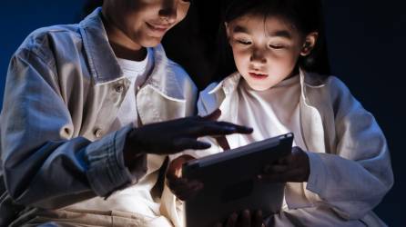 Un niño chino utiliza una tablets para ingresar a internet.
