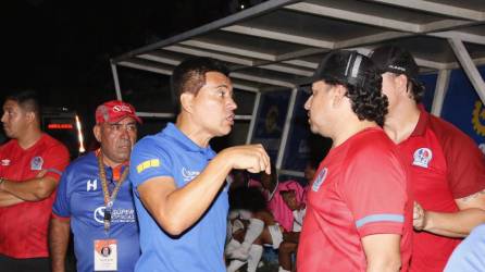 Orlando López (centro) habló con gente del Olimpia.