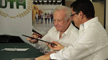 Roger Valladares, de UTH; y Marlon Escoto, ministro de Educación, cuando firmaron el convenio. Foto: Cristina Santos