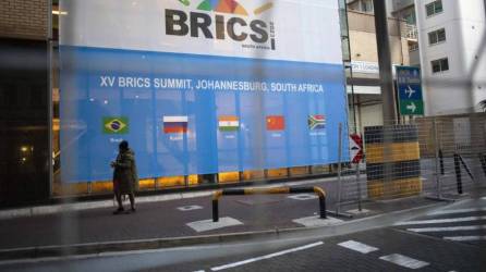 Cartel de la cumbre de los BRICS en Sudáfrica. KIM LUDBROOK / EFE