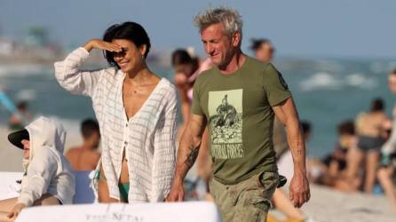 El sitio web TMZ captó al actor Sean Penn, de 63 años, en compañía de Nathalie Kelley, una colega suya 25 años menor. La pareja se dejó ver sonriente, en actitud cariñosa y paseando de la mano este sábado por las playas de Miami, un día después de que el intérprete acudiera a la concurrida feria de arte Art Basel, aparentemente en solitario. Las fotos tomadas en South Beach, repleta de vecinos y turistas deseosos de disfrutar del sol y las agradables temperaturas, no dejan lugar a dudas sobre la naturaleza romántica de su vínculo.